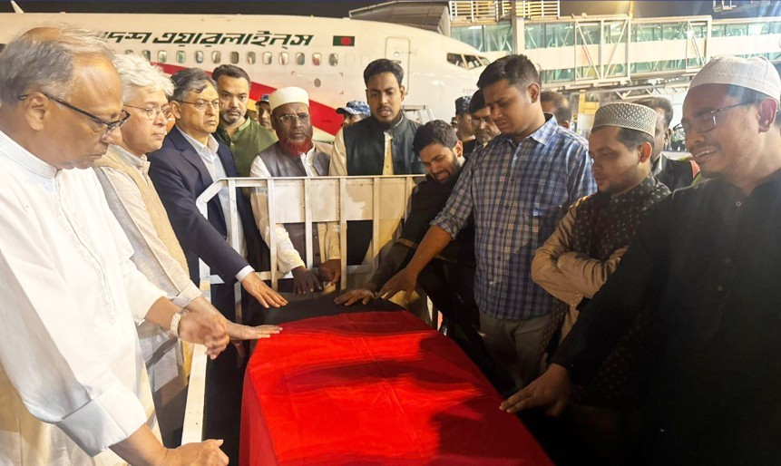 শহিদ ওসমান হাদির মরদেহ বহনকারী ফ্লাইট দেশে অবতরণ করেছে